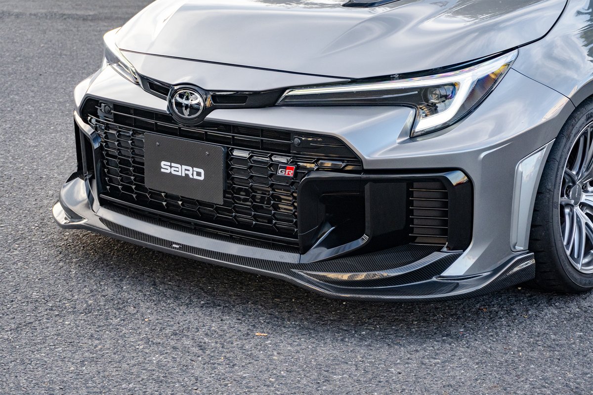 sard_official's tweet photo. 【新製品情報】

GT1フロントハーフスポイラー　GRカローラGen.2

大変お待たせしました🙇‍♂️

オートサロンで発表した本エアロがついに発売となります！

◇空力性能を重視した機能美溢れるデザイン
◇素材はカーボン/FRP
◇純正穴使用で穴あけ不要
◇保安基準適合設計

▼詳細
https://t.co/p2PKqwPF7Z https://t.co/gmsqNvNbgh