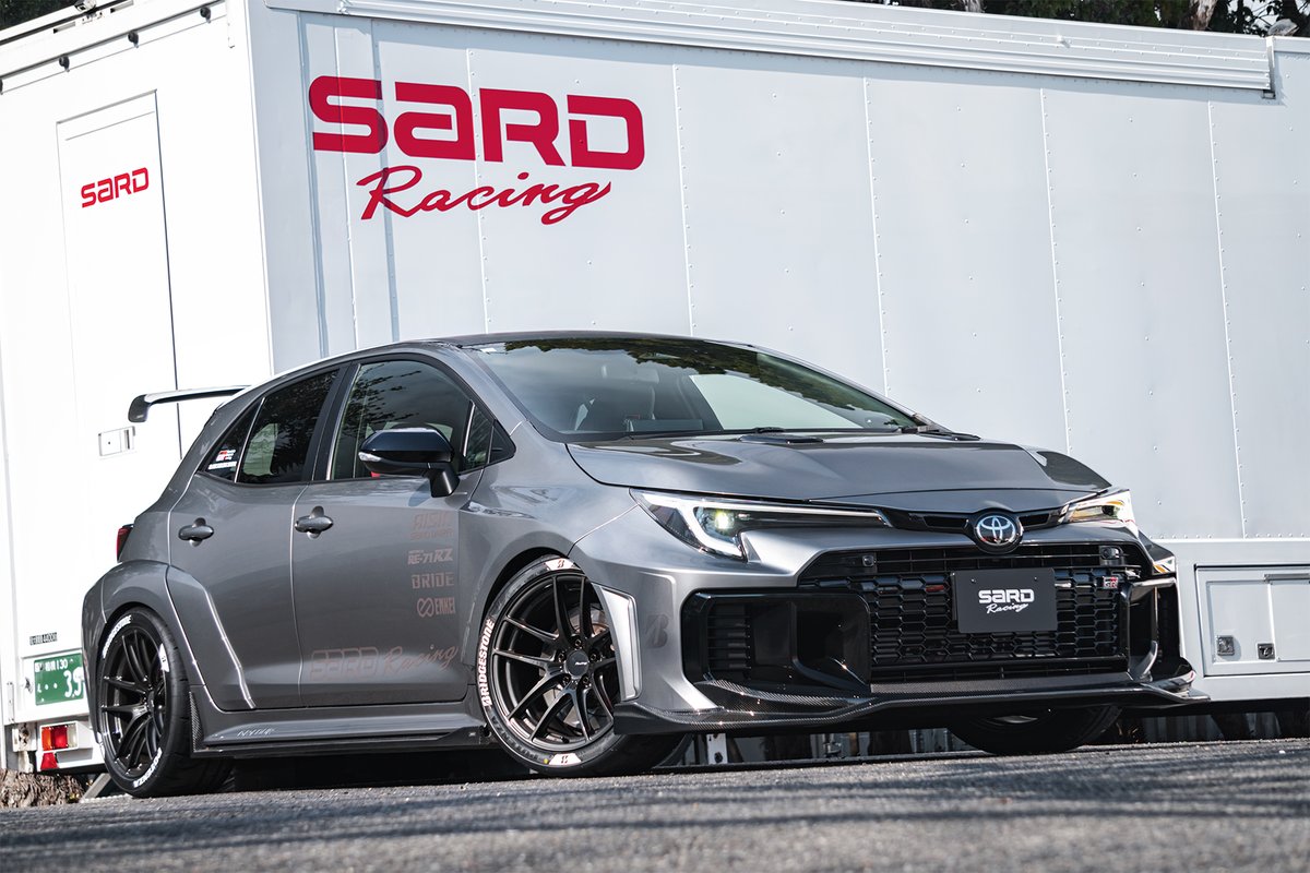 sard_official's tweet photo. 【新製品情報】

GT1フロントハーフスポイラー　GRカローラGen.2

大変お待たせしました🙇‍♂️

オートサロンで発表した本エアロがついに発売となります！

◇空力性能を重視した機能美溢れるデザイン
◇素材はカーボン/FRP
◇純正穴使用で穴あけ不要
◇保安基準適合設計

▼詳細
https://t.co/p2PKqwPF7Z https://t.co/gmsqNvNbgh