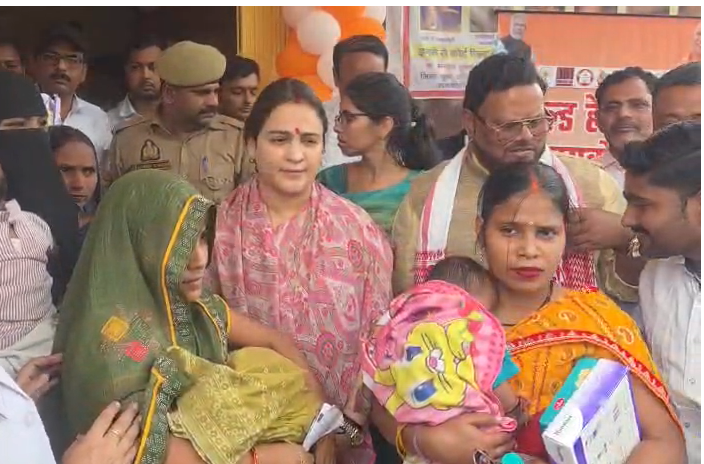 bstvlive's tweet image. रायबरेली : राज्य महिला आयोग उपाध्यक्ष का निरीक्षण

➡ अपर्णा यादव का CHC बछरावां का निरीक्षण
➡ महिलाओं और नवजातों को किट वितरित
➡ मेहरवान खेड़ा प्राथमिक विद्यालय भी गईं

#RaeBareli #WomenCommission #Inspection @aparnabisht7