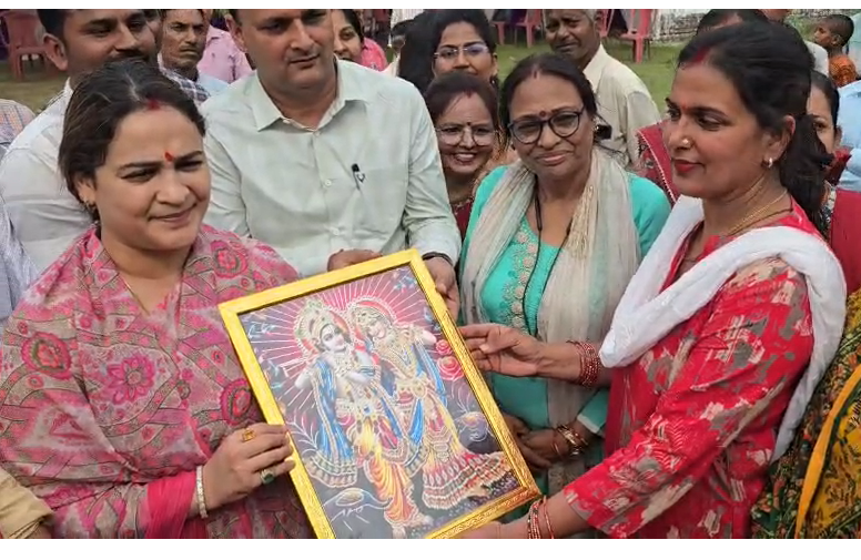 bstvlive's tweet image. रायबरेली : राज्य महिला आयोग उपाध्यक्ष का निरीक्षण

➡ अपर्णा यादव का CHC बछरावां का निरीक्षण
➡ महिलाओं और नवजातों को किट वितरित
➡ मेहरवान खेड़ा प्राथमिक विद्यालय भी गईं

#RaeBareli #WomenCommission #Inspection @aparnabisht7