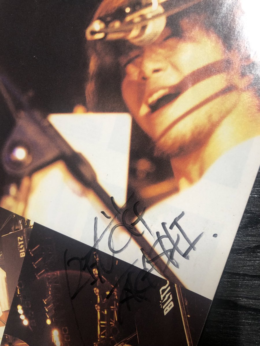 kenzopocketlife's tweet image. 生徒にこのサイン付き楽譜を見せたら

難しい、、、と、、、
たしかに

高校生のとき　一緒にペパーランドで対バンさせていただき、打ち上げで思い切って話かけたのを思いだす、、、

REACH時代のドラミングはまじで衝撃的だった、、、

#REACH #98メロコア　#reach