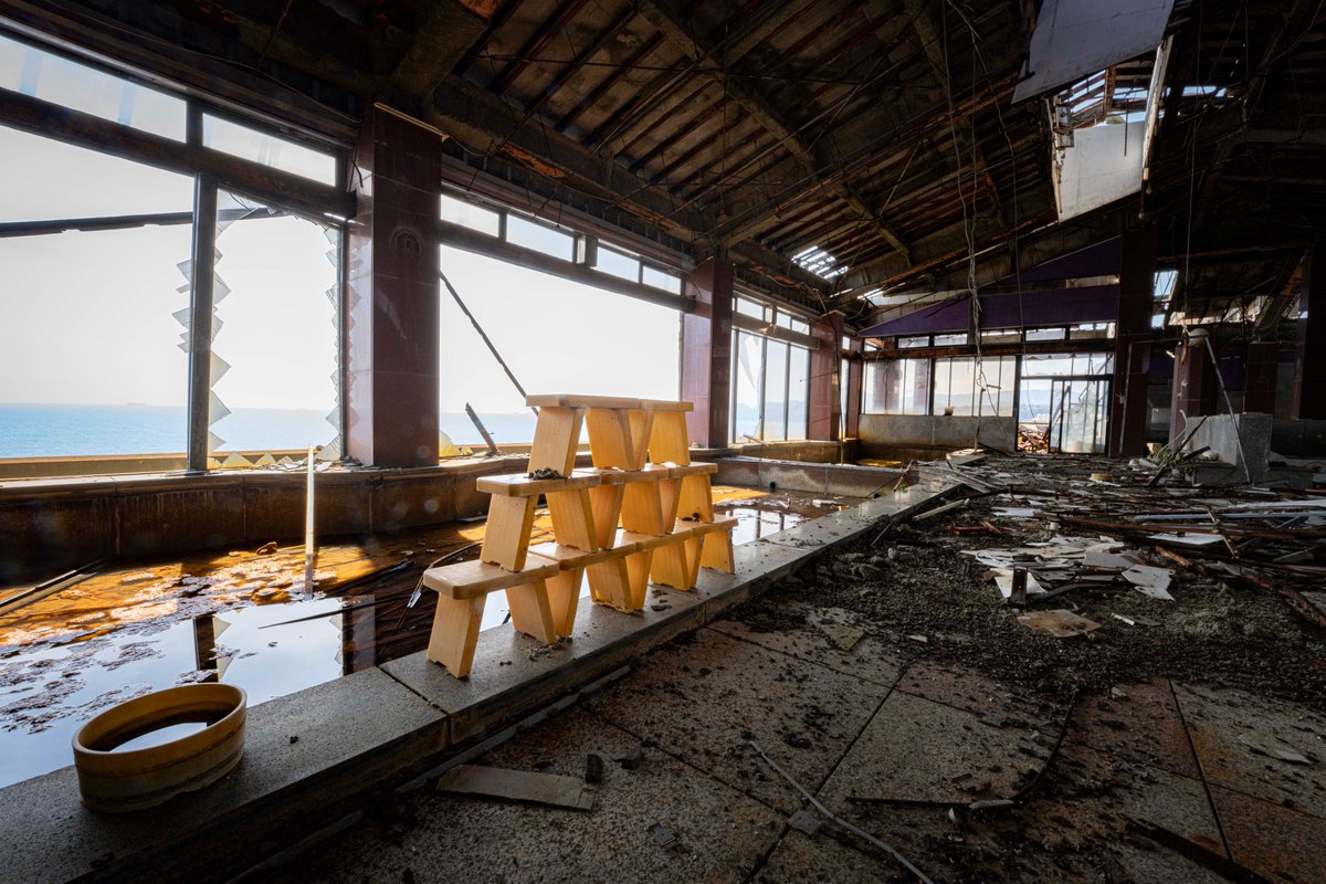 komamasa's tweet image. 最上階の絶景風呂
こんなに崩壊してるのに椅子だけはちゃんと並べられている！？
＃Urbex　＃abandoned　 #廃墟