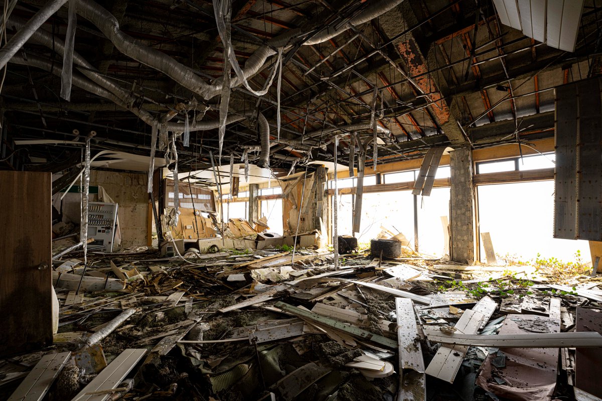 komamasa's tweet image. 最上階の絶景風呂
こんなに崩壊してるのに椅子だけはちゃんと並べられている！？
＃Urbex　＃abandoned　 #廃墟