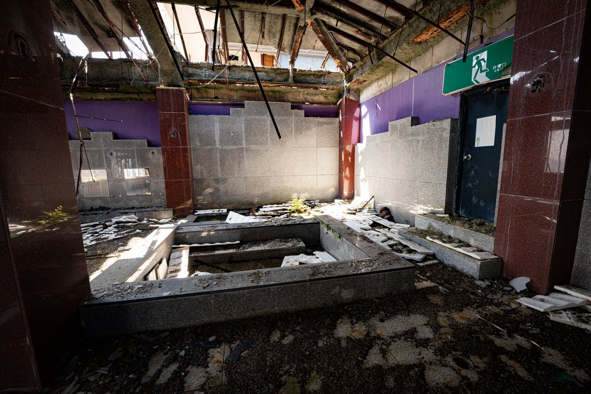 komamasa's tweet image. 最上階の絶景風呂
こんなに崩壊してるのに椅子だけはちゃんと並べられている！？
＃Urbex　＃abandoned　 #廃墟