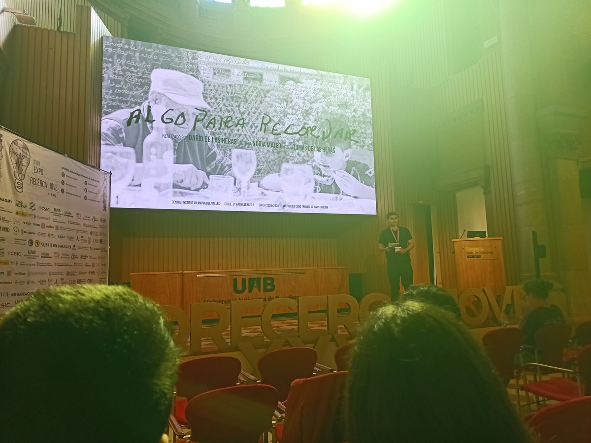 girvilanova's tweet photo. Darío de las Heras exposa la seva recerca a la final de la categoria C. Família, literatura i emoció en una excel•lent intervenció. Enhorabona!!! #XXVIIExporecercaJove https://t.co/LvNTJzWMyU