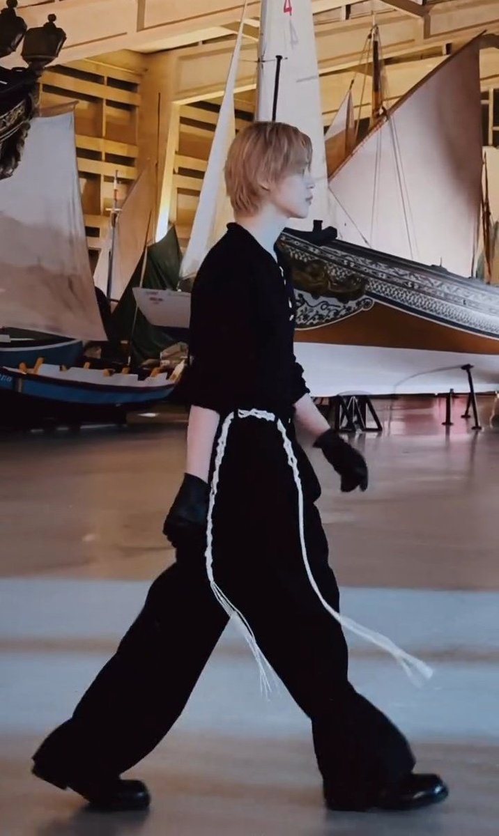 streaming tweet media