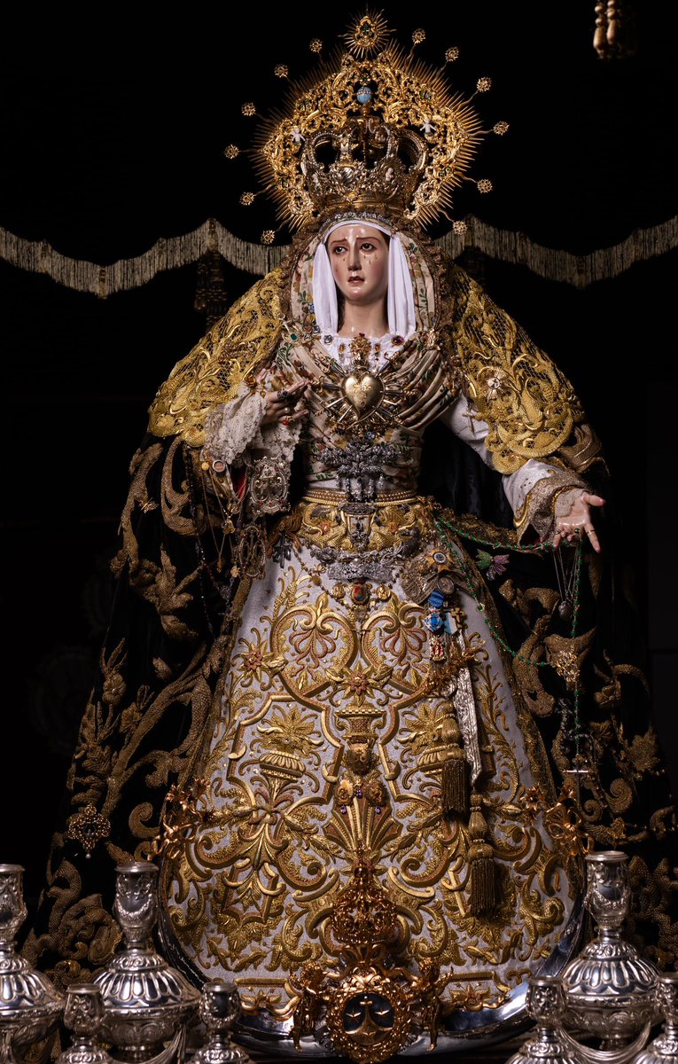 𝐎𝐅𝐈𝐂𝐈𝐀𝐋 | María Santísima de Dolores y Esperanza ya se encuentra ataviada a la espera de un nuevo Domingo de Palmas.

Luce, saya de tisú de plata bordada en oro, obra del Taller de D. Joaquín Salcedo Canca, donación de una devota en el año 2022. Manto bordado en oro en