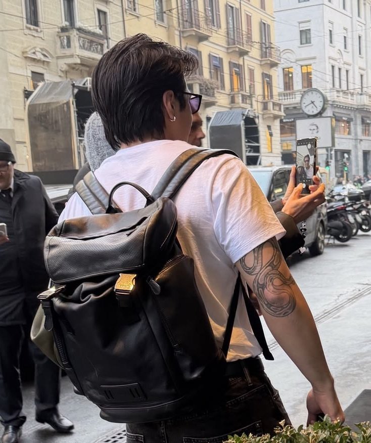 kachowllanov's tweet photo. hudson williams' snake tattoo appreciation post https://t.co/sI16Kb0fhl