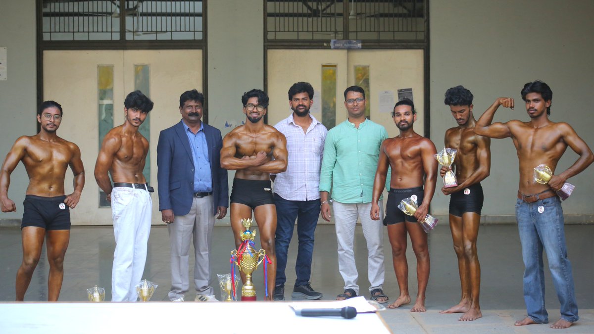 SR University tweet media