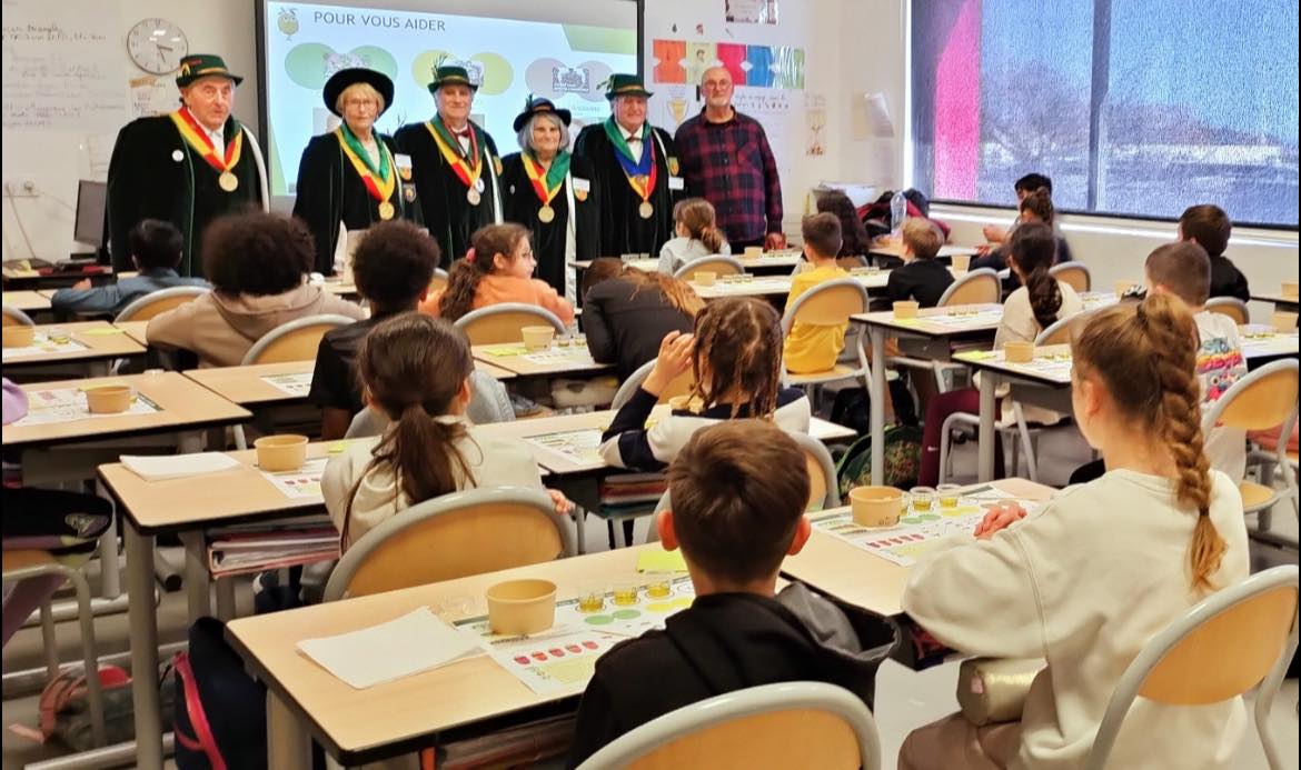 PromoliveGard's tweet photo. Articles du MidiLibre sur les démonstrations de taille et les interventions en milieu scolaire (Bellegarde mais aussi Villetelle) avec la Confrérie des Chevaliers de l'Olivier L/R. https://t.co/t8k9dZBmxm