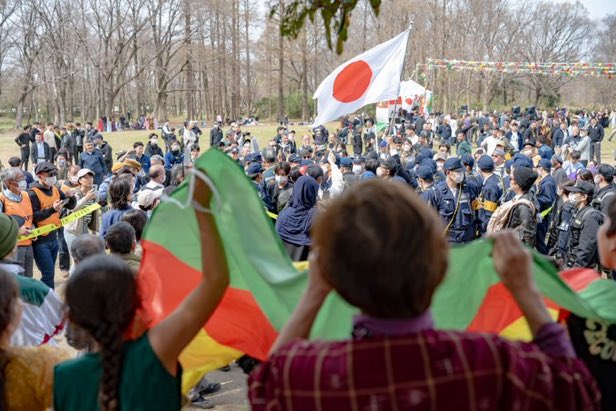 日本人に対し「帰れ」と公園の占有権を主張していたレイシストはこの子たちか。PKKカラーの旗を掲げています。クルド人には日本の公園から日本人を追い出す権利はありません。
来年からは、トルコでネウロズをやってください。日本人の税金で整備維持している公園をテロリストに使わせたくありません。