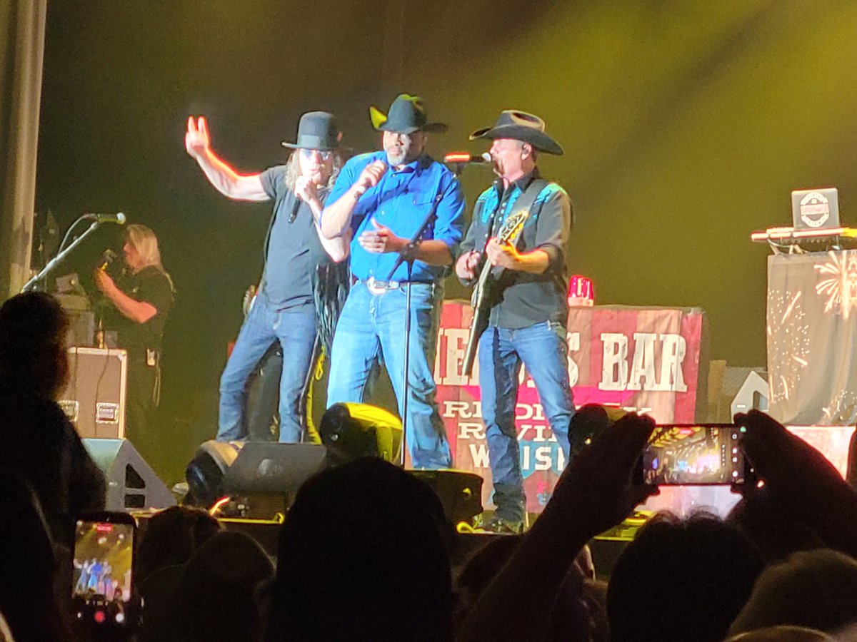 SheilaMoon089's tweet photo. @johnrich @bigandrich @cowboytroy @BigKennyTV I was at the concert Saturday night.  I first saw you at the Opry ~15yrs ago, then in Lincoln, CA a few yrs back..... y'all do not disappoint ❤️ https://t.co/ownnQstc87