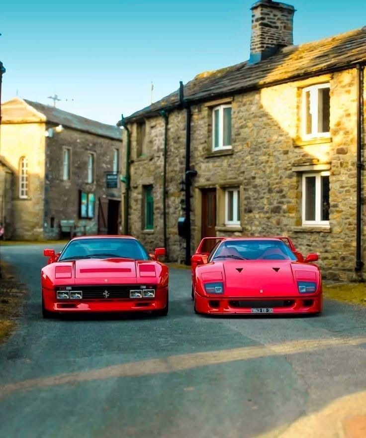 Retromania4ever's tweet photo. ✅⬜🟥 288 GTO &amp; F40 https://t.co/sUWpxO7hMW