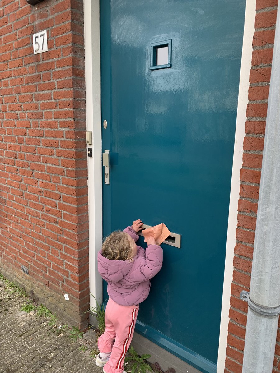 de_willem's tweet photo. Met mijn kleindochter flyeren voor de nieuwe huisartsenpraktijk van mijn dochter! #ReVa #Bomenbuurt #Duinoord #Huisarts
https://t.co/dtgYA9neJ2 https://t.co/dXazGIGh4w