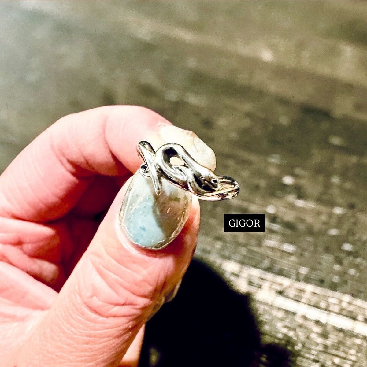 1枚目
ライブでも普段でも
出かけるときの固定メンバー
ネックレス2つは
家でもずーっとつけてる
プラかたろさんソロのときは
左手につけるリングが
the closet SILVERのものになる

2枚目
今後固定メンバーに加える
新入りピンキーリングちゃん𓆗𓆙