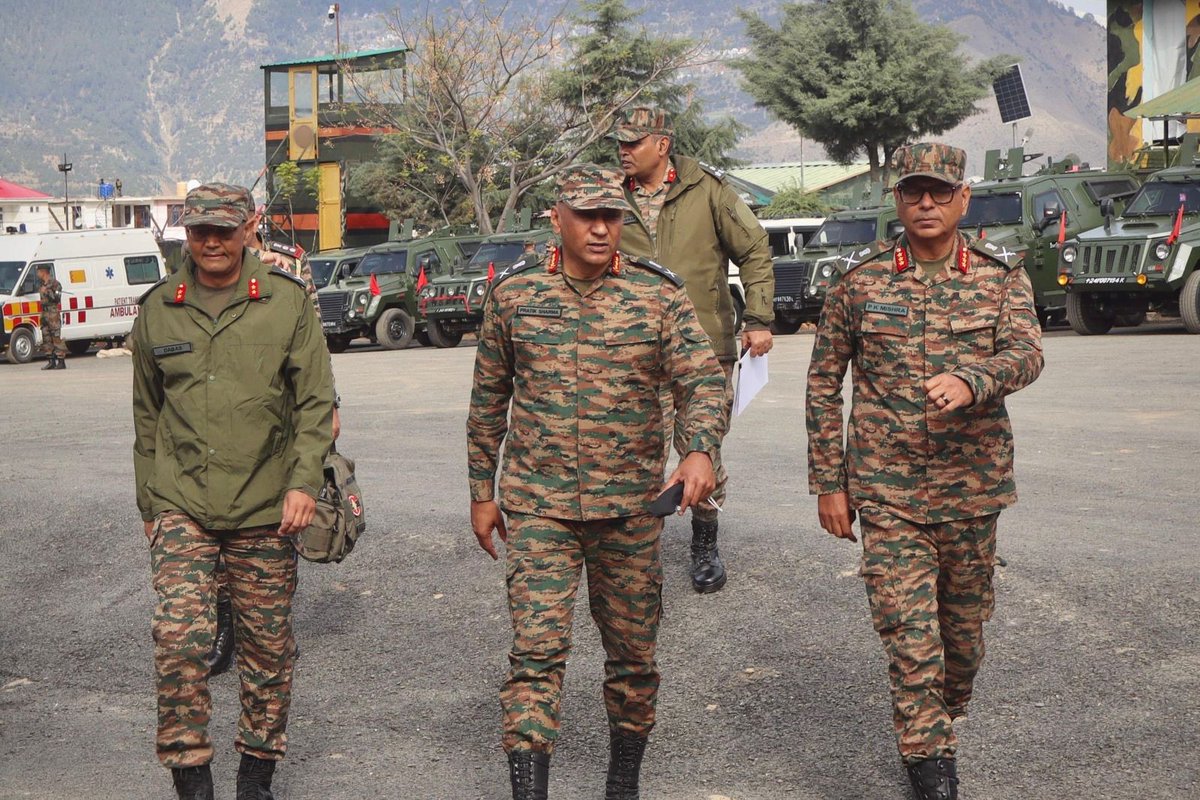 NorthernComd_IA's tweet image. Lt Gen Pratik Sharma, #ArmyCdrNC, visited  #Kishtwar sector of J&amp;amp;K to review operational preparedness &amp;amp; security grid. During the visit #ArmyCdr had detailed deliberations with Commanders in chain and interaction with troops. He appreciated their sustained efforts,