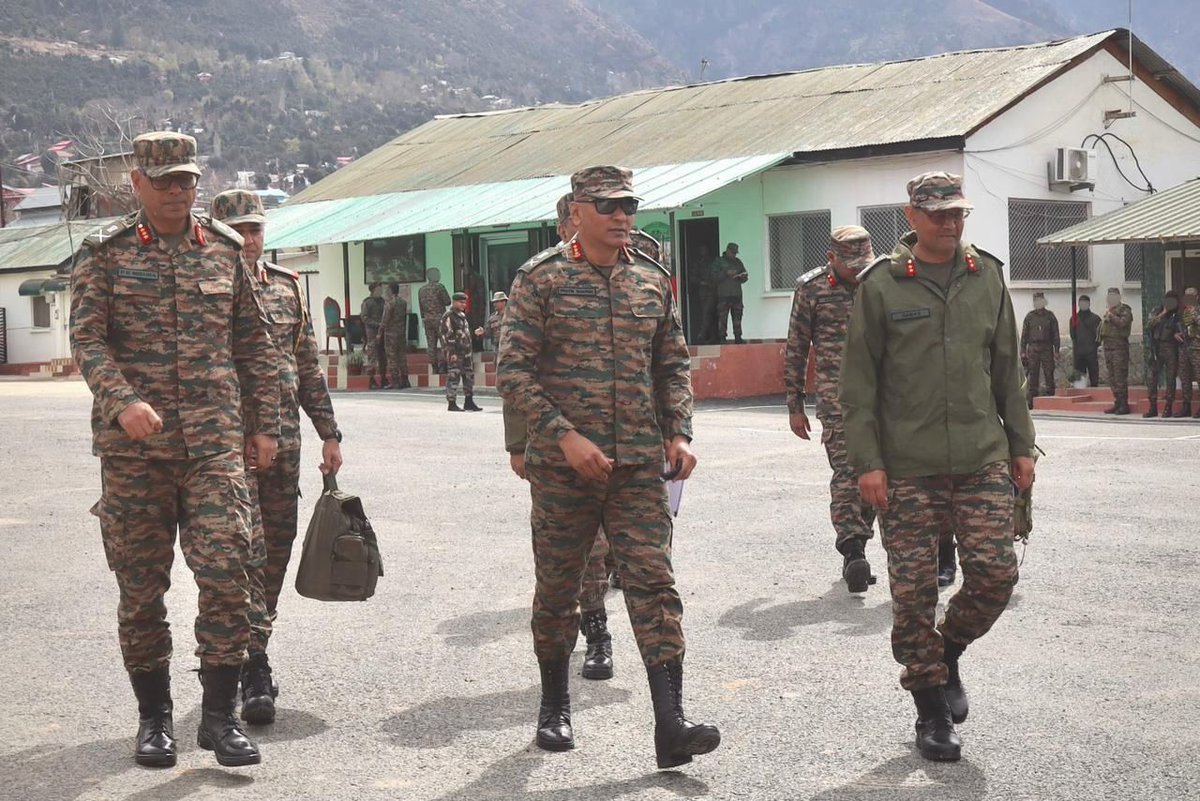 NorthernComd_IA's tweet image. Lt Gen Pratik Sharma, #ArmyCdrNC, visited  #Kishtwar sector of J&amp;amp;K to review operational preparedness &amp;amp; security grid. During the visit #ArmyCdr had detailed deliberations with Commanders in chain and interaction with troops. He appreciated their sustained efforts,