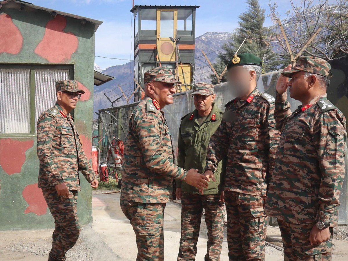 NorthernComd_IA's tweet image. Lt Gen Pratik Sharma, #ArmyCdrNC, visited  #Kishtwar sector of J&amp;amp;K to review operational preparedness &amp;amp; security grid. During the visit #ArmyCdr had detailed deliberations with Commanders in chain and interaction with troops. He appreciated their sustained efforts,