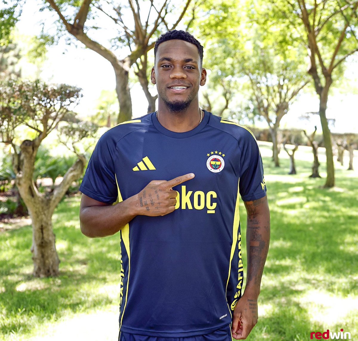 Jhon Duran: "Fenerbahçe’de futbol ikinci planda, tek hedef Galatasaray’ı yenmek. Bu zihniyetle zaten büyük kulüp olunmaz. Türkiye’nin en büyüğü net şekilde Galatasaray. Hem yönetim hem kadro kalitesi olarak ligin çok üstündeler." (Zenit TV)
