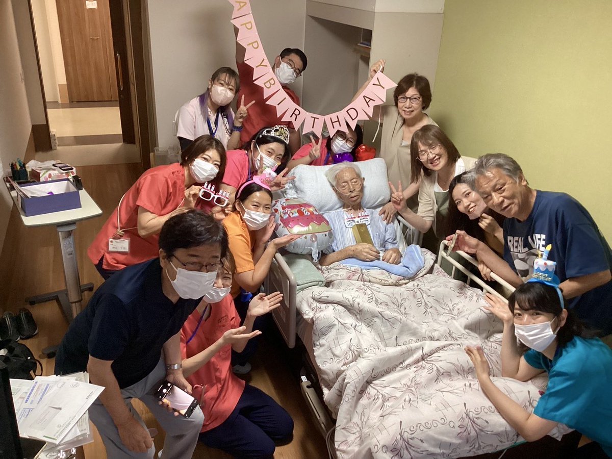 shatyoo's tweet photo. 感動。
真心溢れた仕事。
私の父も亡くなる前日に2週間早い誕生日会をしてもらった。
金も家もただの物。最後に残るのは思い出。そうしみじみ思った。うちもみんなに寄り添った仕事をしよう。
食堂が、結婚式場に。「母にドレス姿を見せたい」を叶えた #ReHOPE 郡山の人前式 https://t.co/A2vDlTzCQl https://t.co/laE7MA4qNk