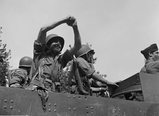 𝗔𝗺𝗼𝗿𝗲 𝗔𝗻𝗮𝗿𝗰𝗵𝗶𝗮 Ⓐ tweet media