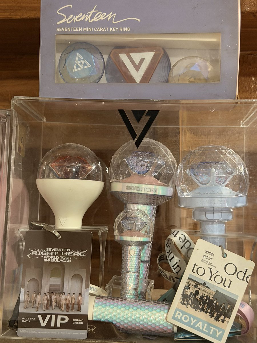 deeeeweeeee's tweet photo. Carat bong v3 nasa box. So happy sa v4😭 https://t.co/OedFhjBPmB