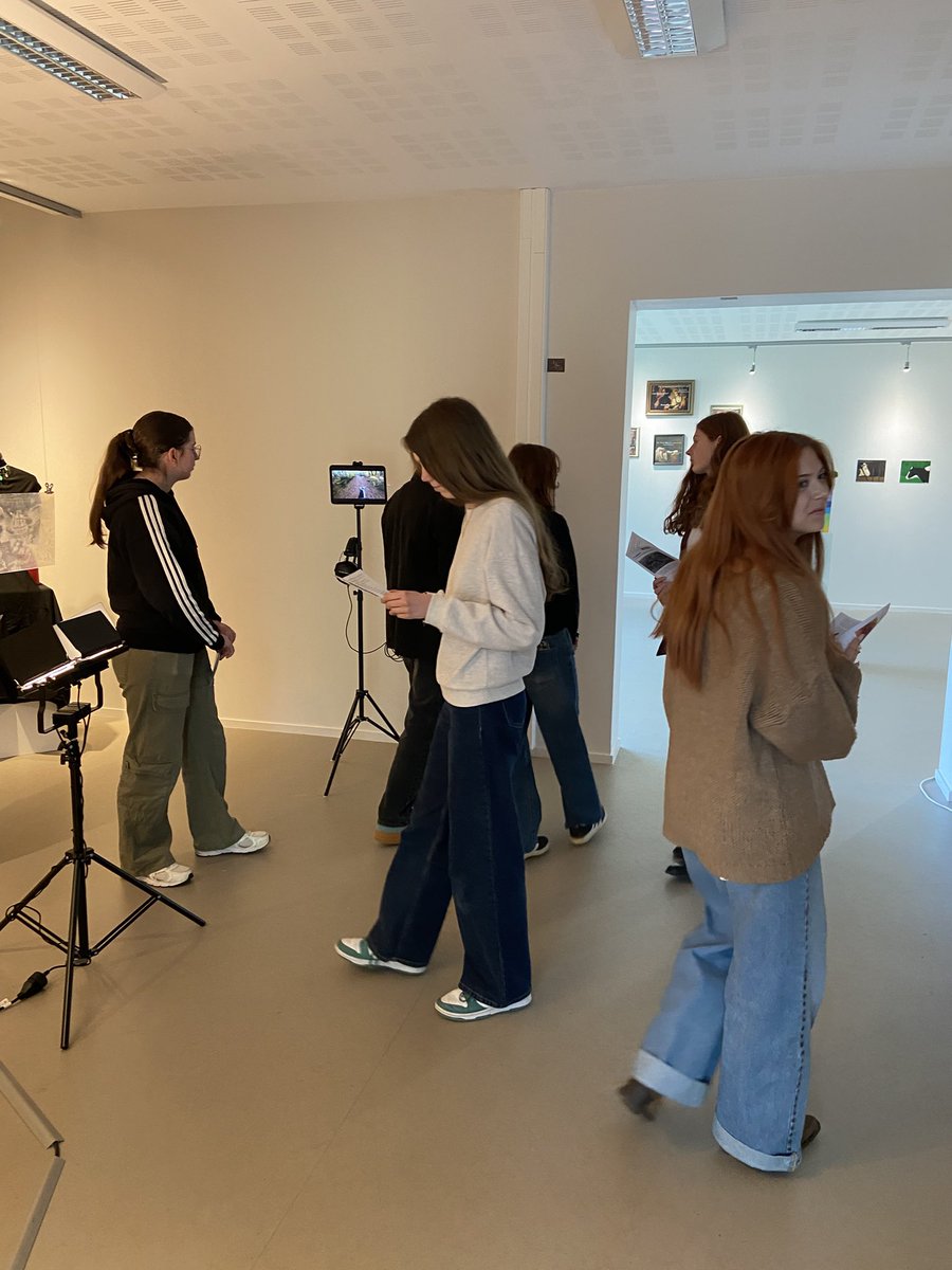 LAF_18_18's tweet photo. Les élèves de Première Spé Histoire des Arts visitent Préquelles #10, exposition des travaux des étudiants de @CpesCaap, à la Transversale https://t.co/xGHEEY3hge