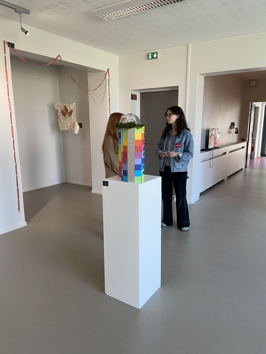LAF_18_18's tweet photo. Les élèves de Première Spé Histoire des Arts visitent Préquelles #10, exposition des travaux des étudiants de @CpesCaap, à la Transversale https://t.co/xGHEEY3hge