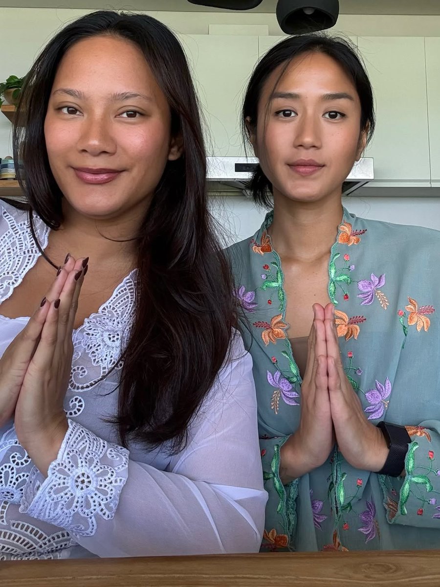 iPopBase's tweet photo. Tara Basro and Renatta Moeloek look gorgeous in kebaya. https://t.co/HseDd6XE0V