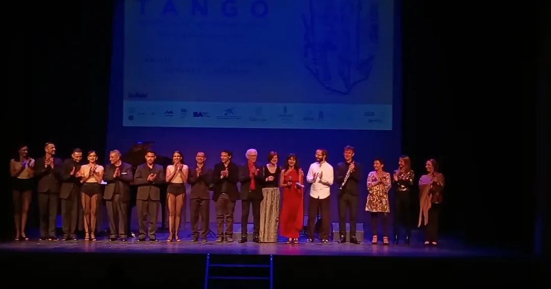 delunayfango's tweet photo. Tocar en el Teatro Isabel la Católica de Granada es un mimo que nos llevamos en el corazón ❤️ Gracias @cumbres_mundiales_tango por convocarnos para cerrar esta maravillosa noche! Un placer inmenso compartir la alegría de hacer tango con artistas de todo el mundo! https://t.co/QMuTFxewj8