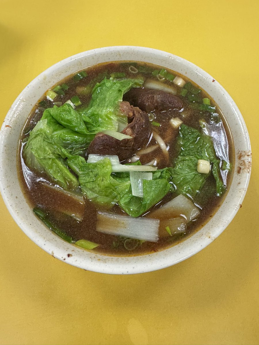 ランチは九條麵食で牛肉麺
お土産は嶢陽茶行 台北長春旗艦店で烏龍茶、佳德鳳梨酥でパイナップルケーキを購入
パイナップルケーキ舐めてた、単品で1個買って食べたらメッチャ美味い
並んで買った甲斐があった
#台湾旅行