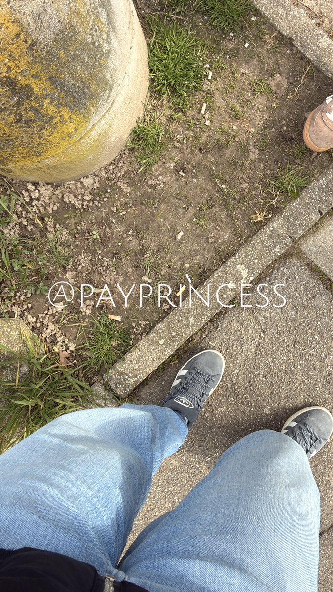 PayPrincessDE's tweet photo. Schau runter, Loser.  
So nah kommst du meinen Sohlen – im Dreck und zwischen Kippen.  
Und du sabberst trotzdem.  
#findom #dirtyfeet #sneakers #paypig #femdom #loser https://t.co/u0GahfYIDi