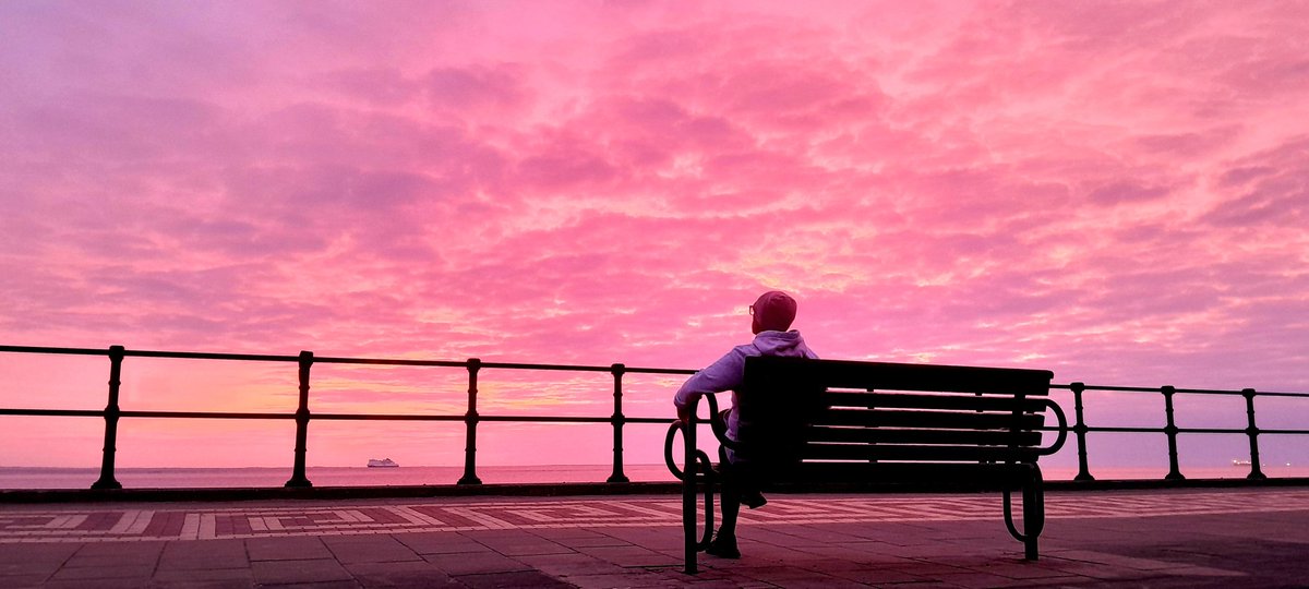 Brucemartin3's tweet photo. @kerriegosneyTV At 0535 this morning, for just 5 fleeting minutes, the sky over Cleethorpes produced something so spectacular, I had to just sit and stare in awe 💜🩷❤️🩷💜 #lovenature #lovelife @IanWhiteNews @LaraRostronTV @itvcalendar @itvweather https://t.co/UGkBrwUApi