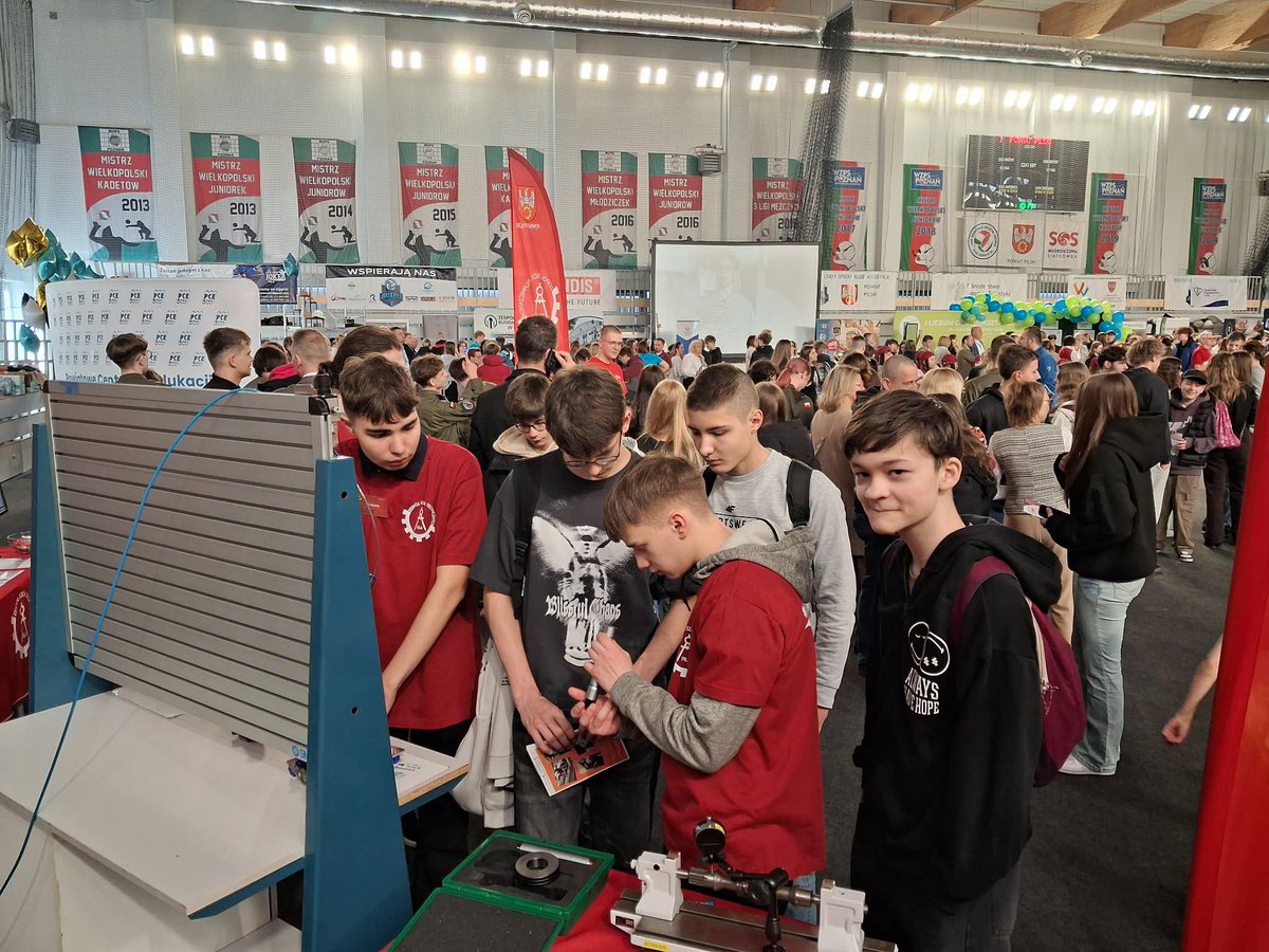 ZSTMechanik's tweet photo. Powiatowe Targi Edukacji -  https://t.co/DLoSwcfMFO 

#mechanik #piła #zst #modanamechana

W sobotę 21 marca w Powiatowej Hali Sportowej przy Pola w Pile odbyły się Powiatowe Targi Edukacji. Oczywiście nie mogło na nich zabraknąć naszego stanowiska.

Dziękujemy ósmoklas... https://t.co/qHDuReBRP5