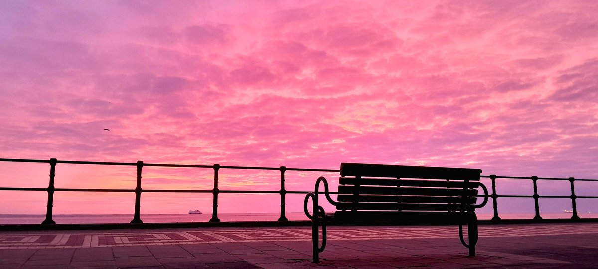 Brucemartin3's tweet photo. @kerriegosneyTV At 0535 this morning, for just 5 fleeting minutes, the sky over Cleethorpes produced something so spectacular, I had to just sit and stare in awe 💜🩷❤️🩷💜 #lovenature #lovelife @IanWhiteNews @LaraRostronTV @itvcalendar @itvweather https://t.co/UGkBrwUApi