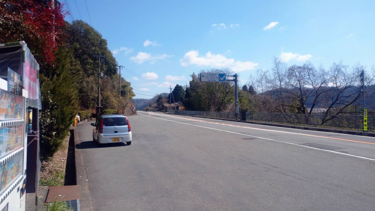 ouachp's tweet photo. 【部員紹介11】

新3年 HYS

異国のモペッド、トモスが似合う一浪二留三年生。
かつてスイフトに存在していた、エアコン、ヒーター、内装、後部座席を失った借り物ミラを駆る。
マイカーレスのタイミー部員なので、具合が悪くなると「いや自分タイミーなんでちょっとわかんないっす……」と煙に巻く。 https://t.co/ZDXRl7erft