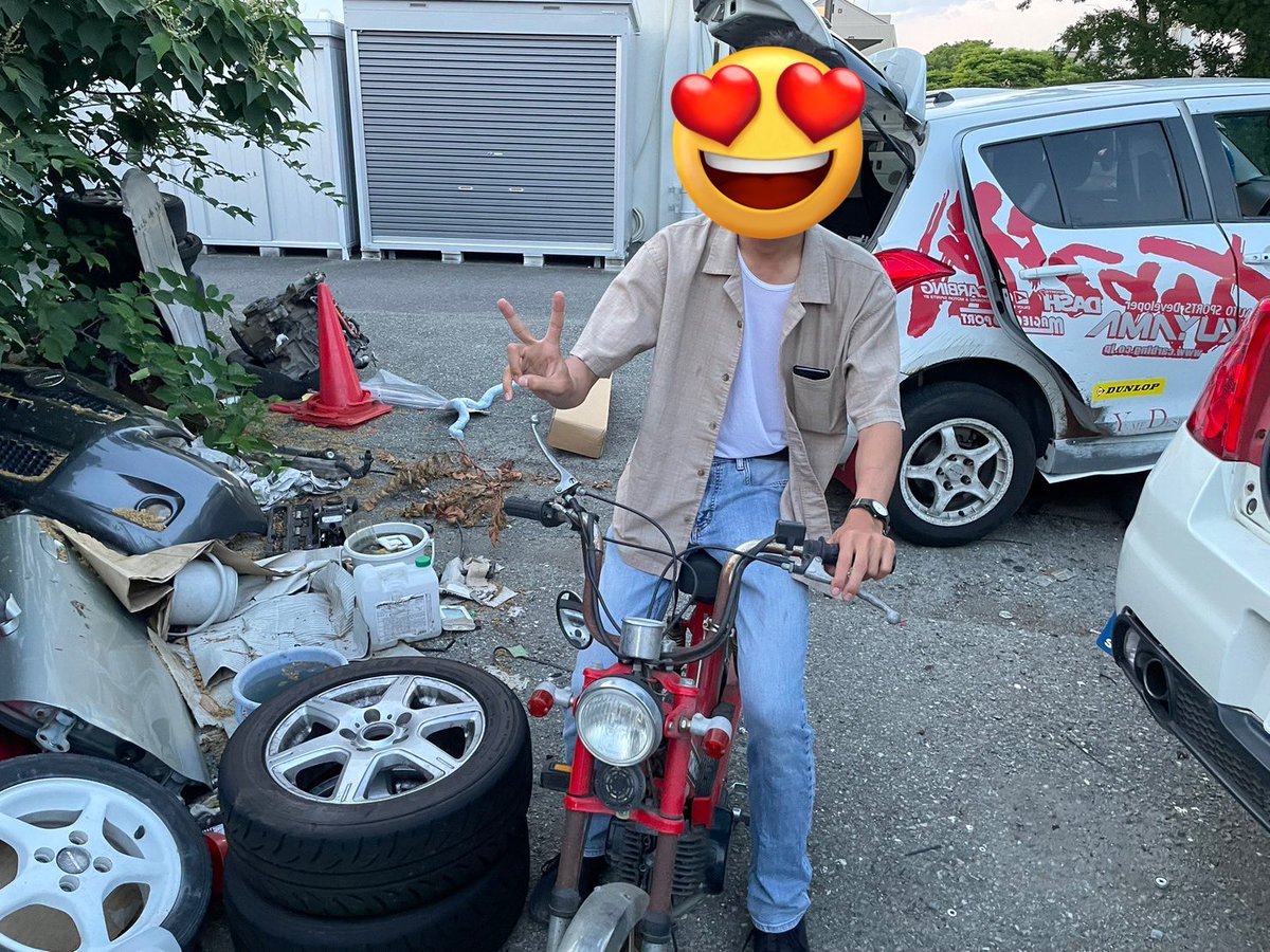 ouachp's tweet photo. 【部員紹介11】

新3年 HYS

異国のモペッド、トモスが似合う一浪二留三年生。
かつてスイフトに存在していた、エアコン、ヒーター、内装、後部座席を失った借り物ミラを駆る。
マイカーレスのタイミー部員なので、具合が悪くなると「いや自分タイミーなんでちょっとわかんないっす……」と煙に巻く。 https://t.co/ZDXRl7erft