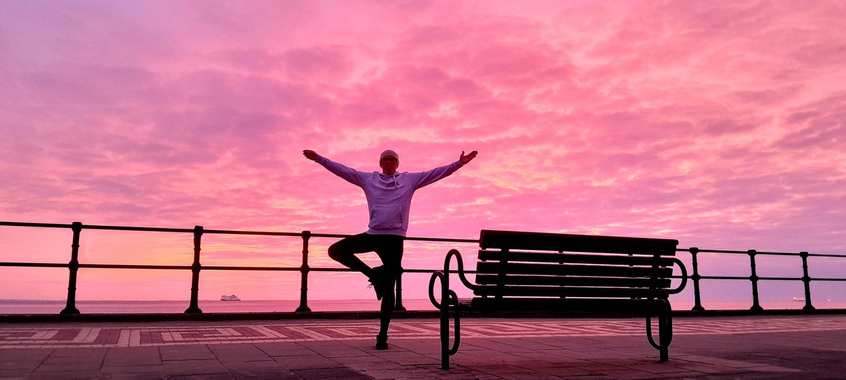 Brucemartin3's tweet photo. @peter_levy @looknorthBBC @bbcweather @Hudsonweather At 0535 this morning, for just 5 fleeting minutes, the sky over Cleethorpes produced something so spectacular, I had to just sit and stare in awe 💜🩷🩷💜 Feel free to use and share the pics #lovenature #lovelife  #weatherpic https://t.co/WaGxEsQ7jH