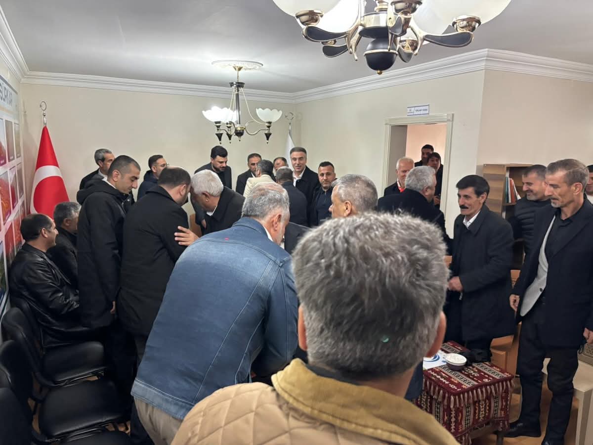 Bayramlaşma programında ailemizle bir araya geldik.
Yağışlı havaya rağmen bizleri yalnız bırakmayan değerli bireylerimize,  Aşiret Reisimize ve  iyi parti merkez ilçe bşk. Ragıp Tümen bey ve yönetimine teşekkür ederiz.
Tüm alemi İslam'ın nice bayramlar görmesini dileriz.