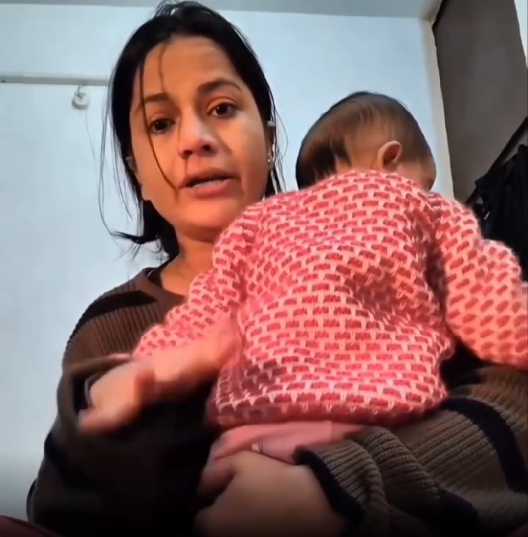 कितनी जरूरी होती है फैमिली।

एक वीडियो वायरल हो रहा है , जिसमें एक महिला अपने पति के साथ को किसी city में बाहर रहती है , और उनका एक छोटा Baby भी है ।

किसी काम से पति अपने village चला जाता है , तो वो पत्नी रोते हुए अपना दर्द बयां करते हुए वीडियो बना रही है-  कि मैने पिछले 2 दिन