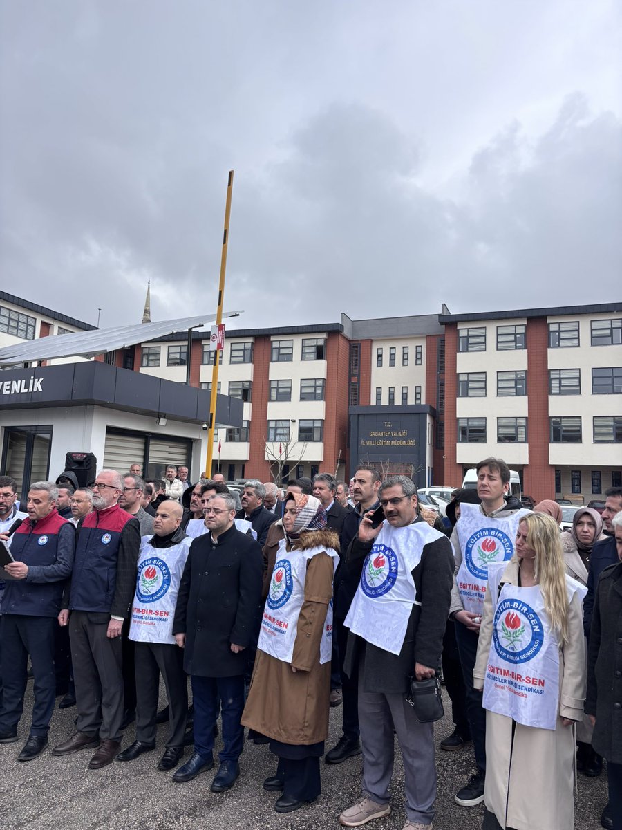 Eğitim Bir Sen Gaziantep şubesi olarak bankaların düşük promosyon tekliflerine tepki olarak Gaziantep İl Milli Eğitim Müdürlüğü önünde basın açıklaması gerçekleştirdik. Burdan bir kez daha sesleniyoruz. Eğitim emekçilerinin hakkını bankalara teslim etmeyeceğiz, kararlı duruşumuzu