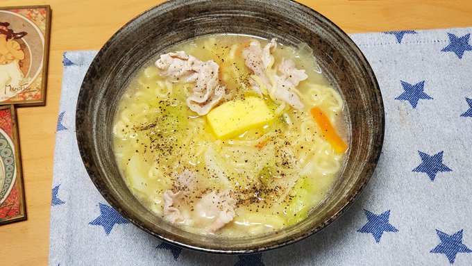 チャルメラの袋ちゃんぽん、適当に肉野菜入れて黒コショウとバター足すだけで、かなり満足度高い。
