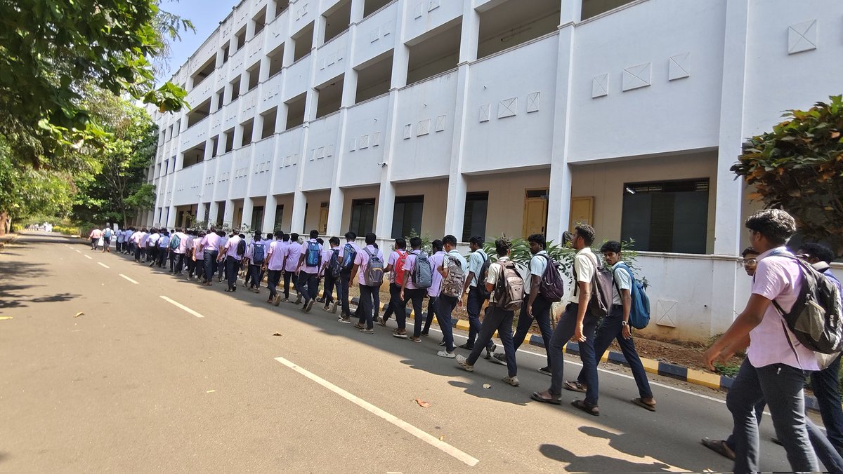 YuvaTheni's tweet photo. #MYBharatMYResponsibility
#MeraBharatMeriZimmedari
#MYBharat
A walking For the martyrs event was held in Theni, in which more than 250 students participated. https://t.co/JFbuUYzQ5V