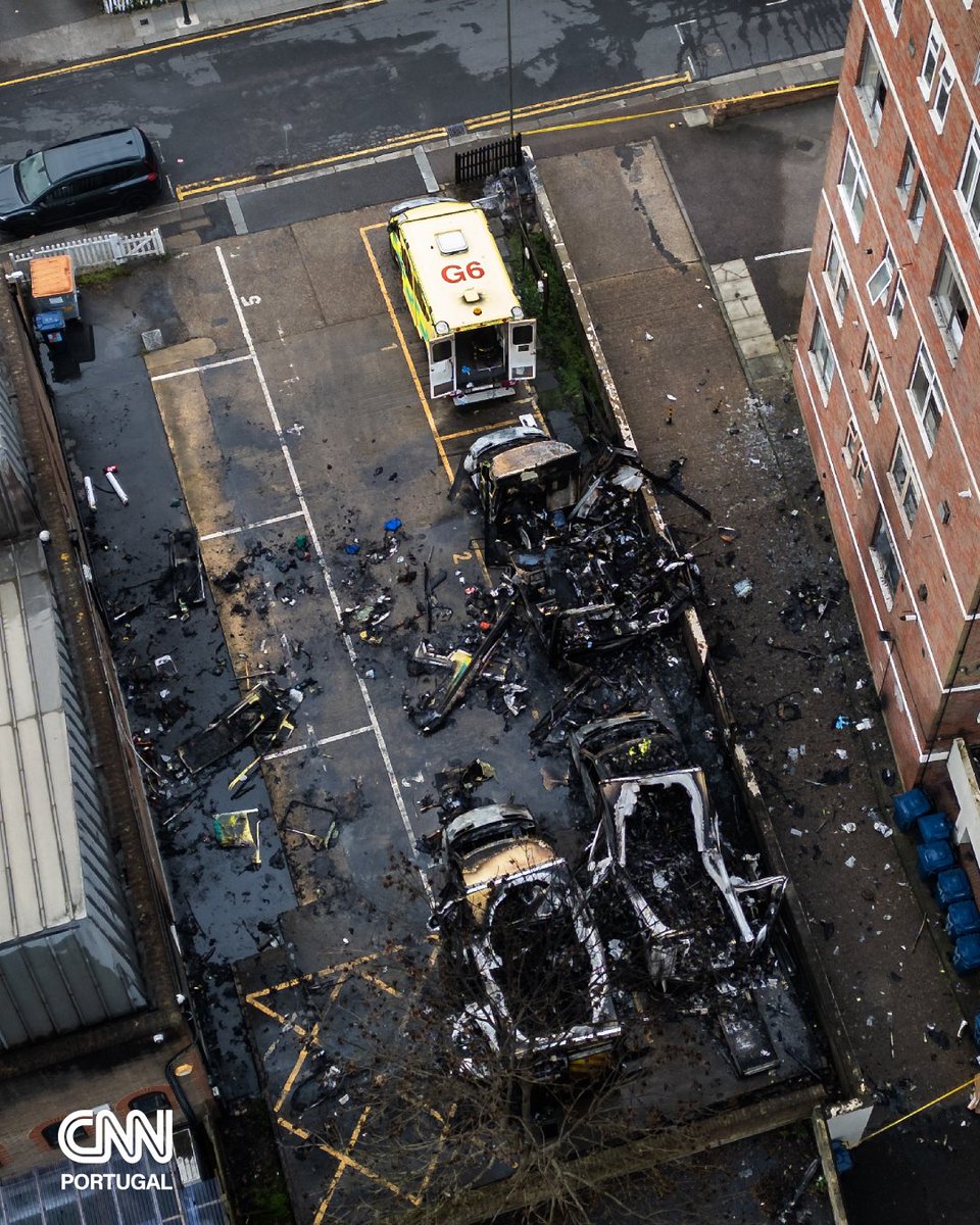 cnnportugal's tweet image. Imagens de videovigilância mostram três pessoas a aproximarem-se do local antes de as chamas começarem.

Saiba mais: swki.me/aSDrgopP

#antissemitismo #terrorismo #londres #ambulancias
