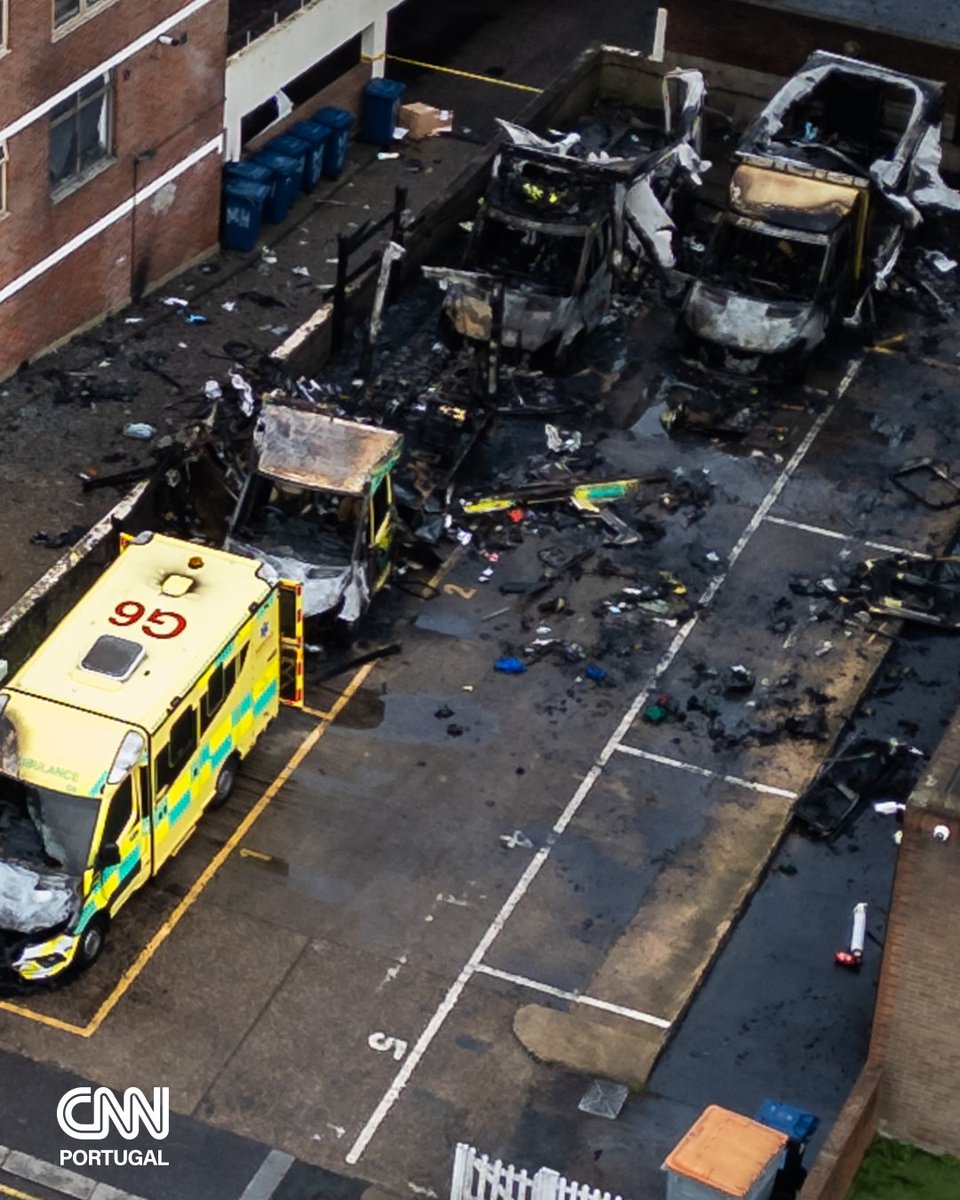 cnnportugal's tweet image. Imagens de videovigilância mostram três pessoas a aproximarem-se do local antes de as chamas começarem.

Saiba mais: swki.me/aSDrgopP

#antissemitismo #terrorismo #londres #ambulancias