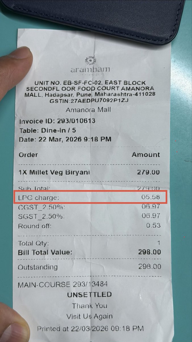 dhruvpshah's tweet photo. @Rakulpreet Your Restaurant is charging LPG Charge which is unethical under current situation prevailing. @PMCPune please raise complaint and levy necessary fines about this. @HardeepSPuri @PetroleumMin @AmanoraMallPune https://t.co/DKIYxMmgU1