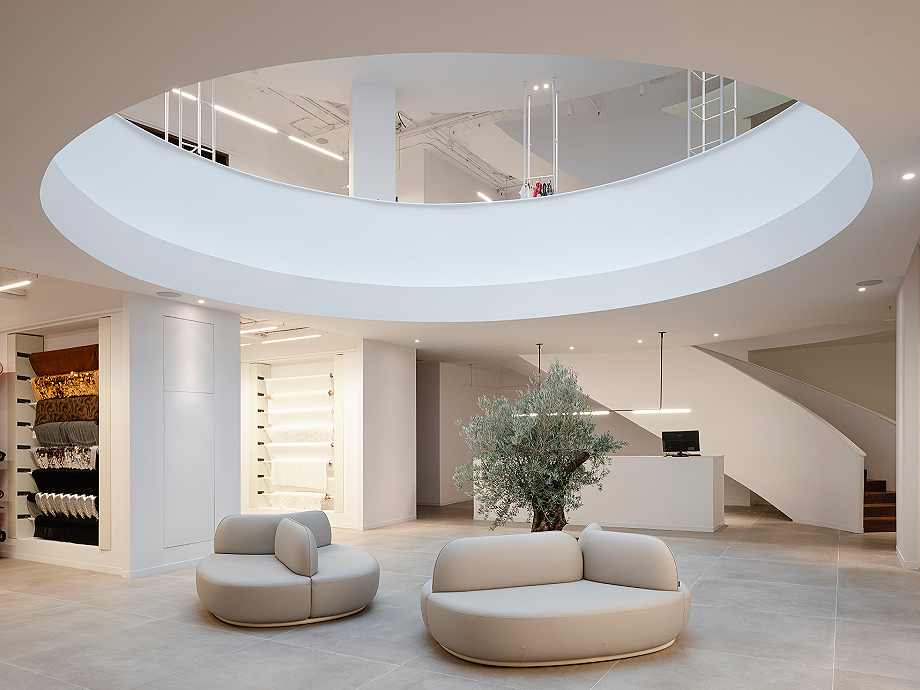 Interior_es's tweet image. 022 Estudio renovated the showroom of Galerías Madrid in #Seville, responding to the textile industry benchmark’s desire to create a space capable of conveying tradition, quality, and modernity.
-&amp;gt; Photographs: @fernando_alda
-&amp;gt; interioresminimalistas.com/2026/03/23/gal…
-&amp;gt; #retail #renovation