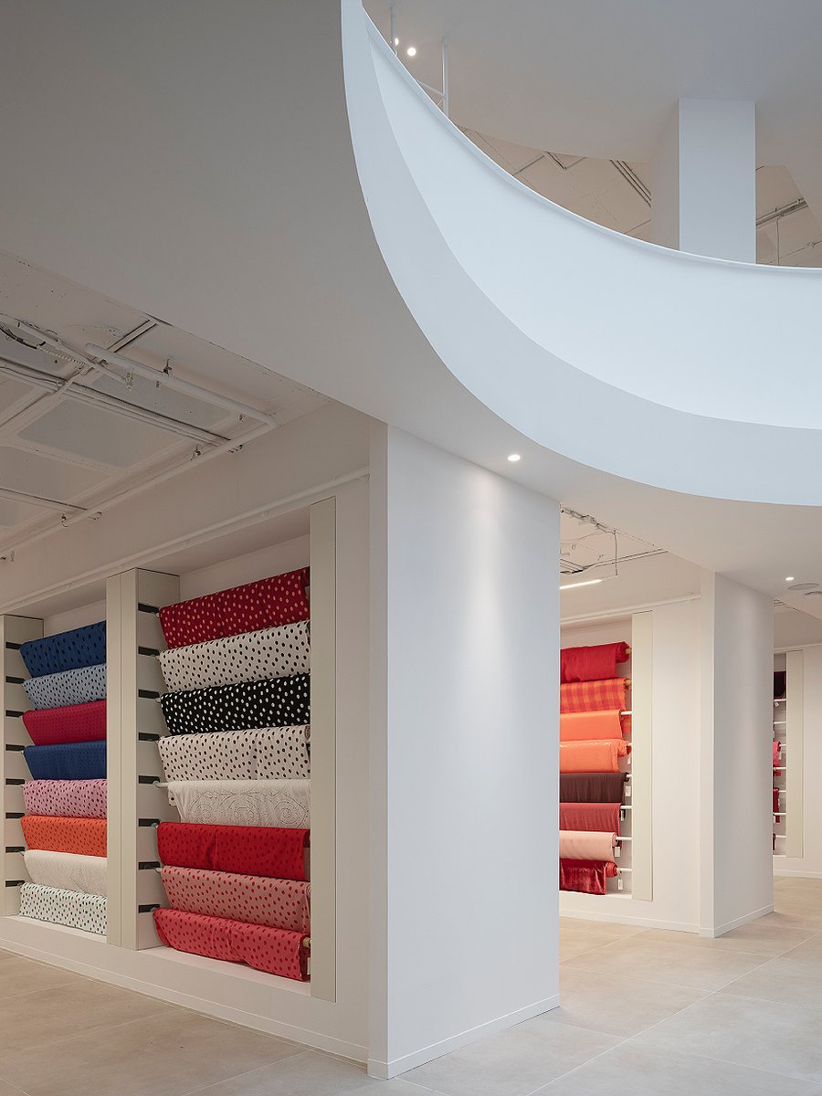 Interior_es's tweet image. 022 Estudio renovated the showroom of Galerías Madrid in #Seville, responding to the textile industry benchmark’s desire to create a space capable of conveying tradition, quality, and modernity.
-&amp;gt; Photographs: @fernando_alda
-&amp;gt; interioresminimalistas.com/2026/03/23/gal…
-&amp;gt; #retail #renovation