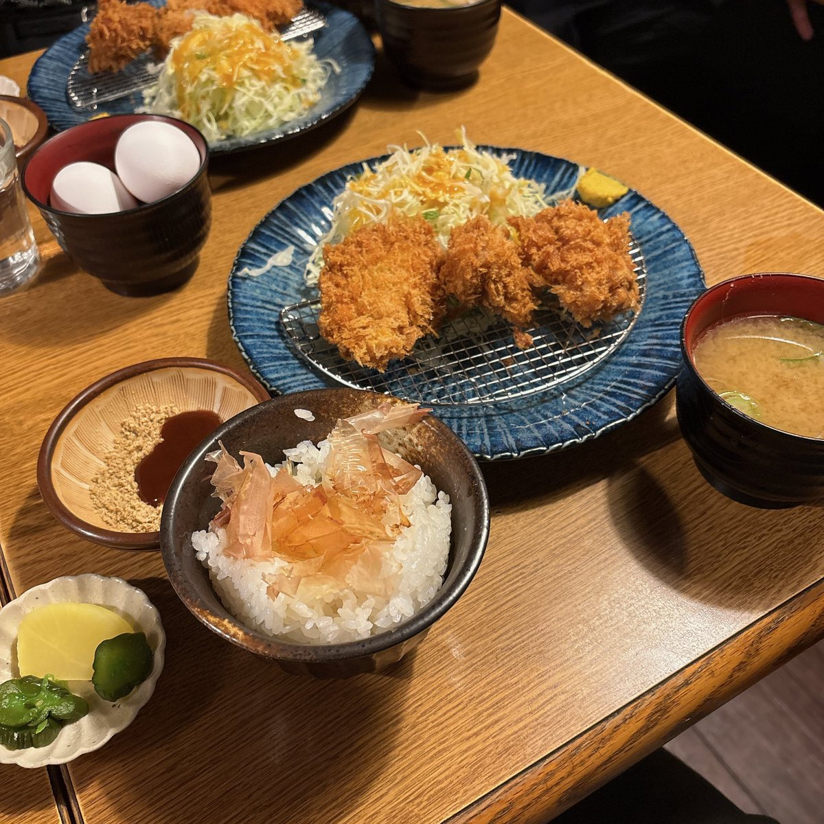 OL_meshi's tweet photo. 【神泉・渋谷】トンカツ ツキウマ
名物　ヘタカツ定食　
通常1,580円が期間限定でなんと1,000円❣️お得すぎるんですがいつまでやってるんでしょうか🥺
サクサクお肉がジューシーで最高でした🫶
こだわりの豚肉で作った豚汁も美味でした🥰
生卵がサービスで付けられるので締めは卵かけご飯にしました🥚🩷 https://t.co/aPzT7XTCdB