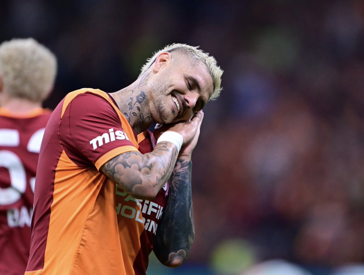 bilal_kures's tweet photo. Trabzonspor taraftarı, Oulai’ye gösterilen sarı kart sonrası, Osimhen’in sakatlanmasını ve Icardi’nin sorun çıkarmasını ‘ilahi adalet’ olarak görüyor. https://t.co/IA6A3yjyqe